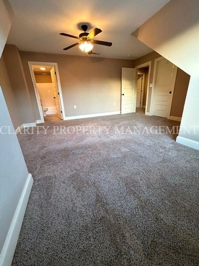 Building Photo - Like new, immaculate 3 bedroom townhome!