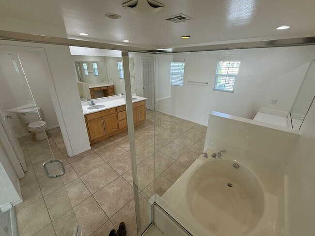 Building Photo - Large 5 bedroom / 2.5 Bathroom Perris Home