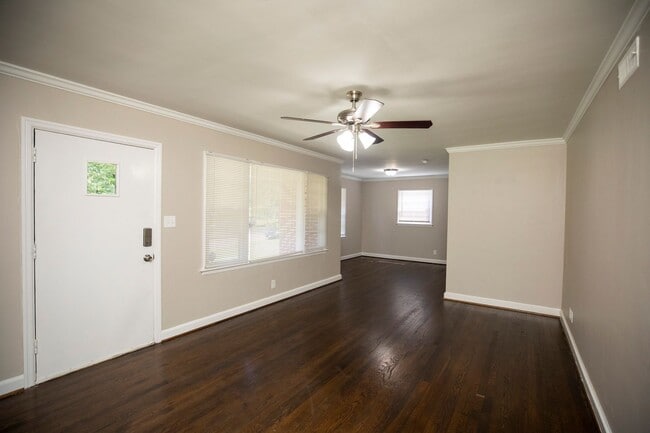 Building Photo - ** 3 bed 1.5 bath located in Mcgehee-Allen...