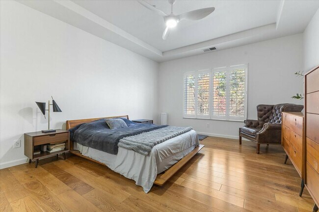 Building Photo - 302 Laurel Ct