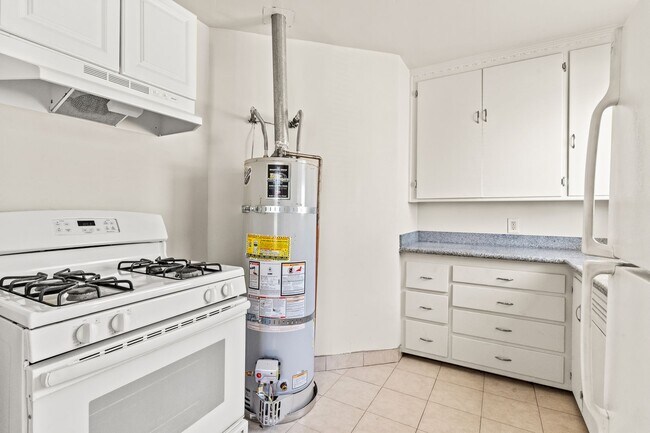 Building Photo - Renovated 1-Bedroom with Gated Parking & G...