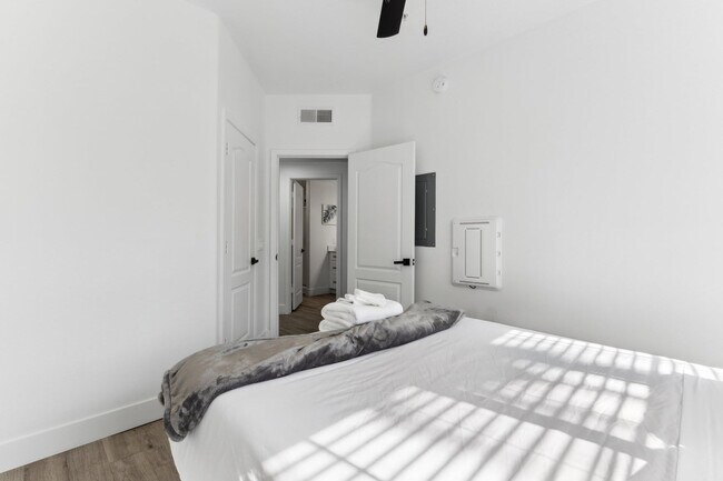 Building Photo - 875 W Pecos Rd