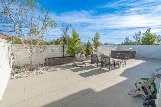 Building Photo - Beautiful 5-Bedroom Home with Outdoor Entertainer's Area in Valencia!