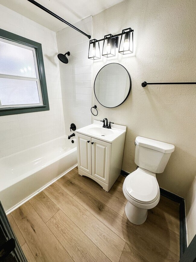 Building Photo - garden level one bedroom apartment