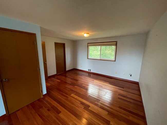 Building Photo - Fantastic and Spacious 3 Bedroom Home Clos...