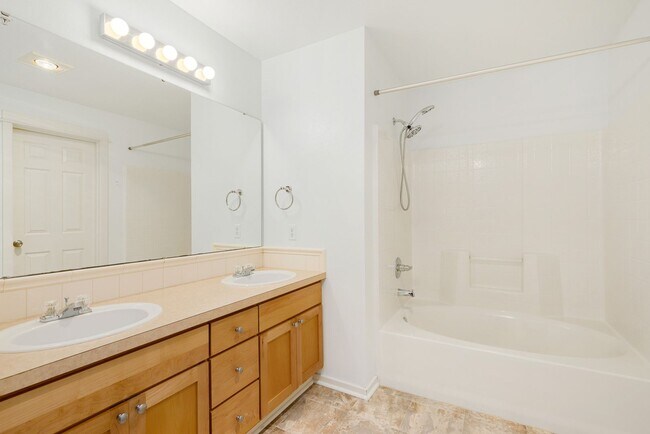 Building Photo - Spacious 3BD 2BA Top Floor Condominium wit...