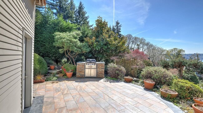 Building Photo - 5bd/5ba Mercer Island Home