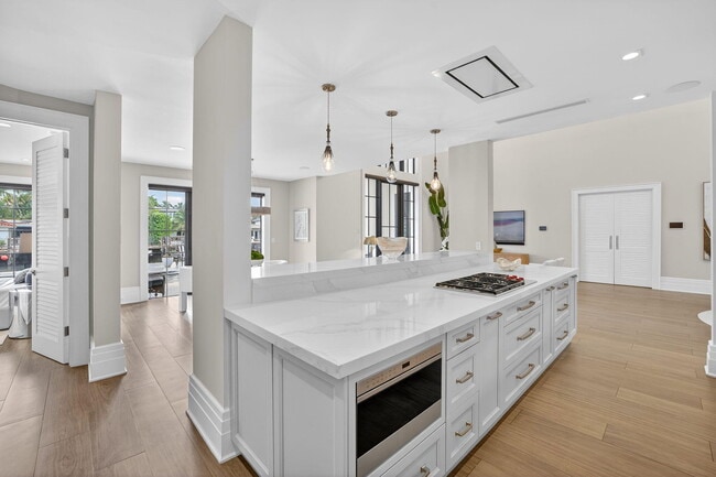 Building Photo - 400 Mola Ave