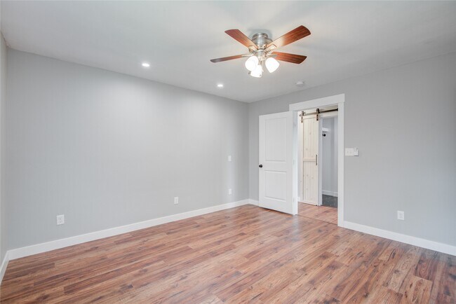Building Photo - 966 Redway Ln
