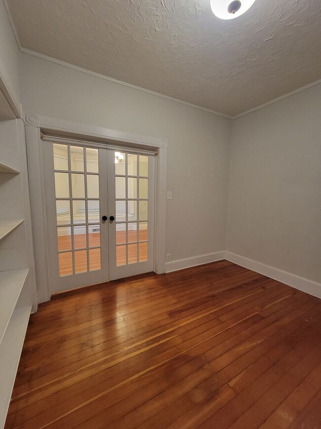 Building Photo - Newly Remodeled home in the heart of 6th A...