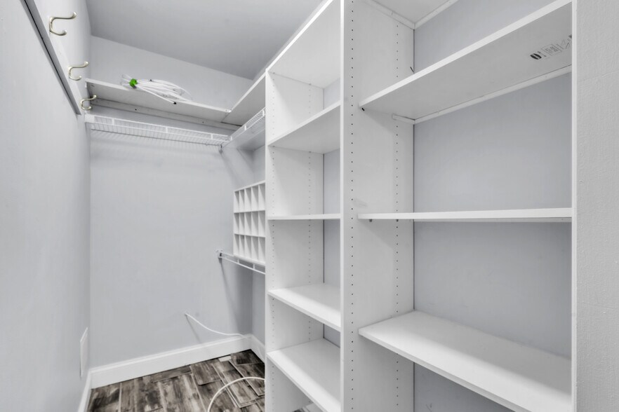 Closet - 5850 18th St N