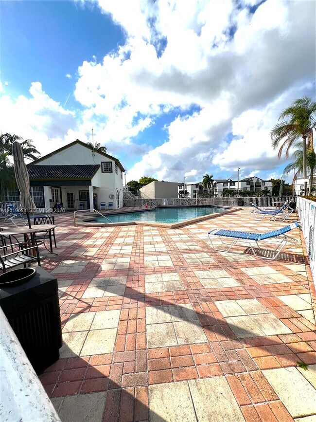 Building Photo - 9715 Fontainebleau Blvd