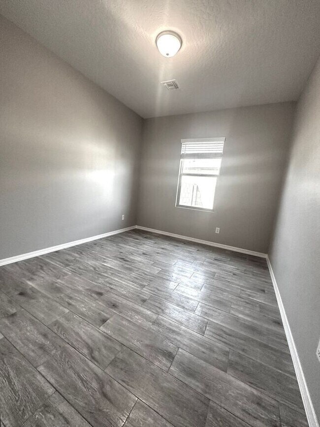 Building Photo - Mission Royal Resort Living Community! 5bd 3ba! Golf Course & Water Park!