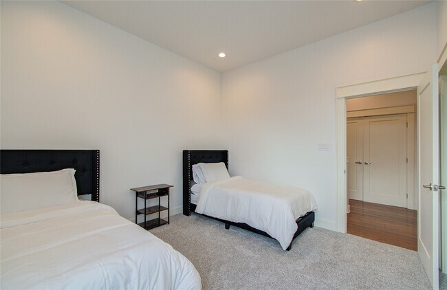 Building Photo - 4311 Marina St