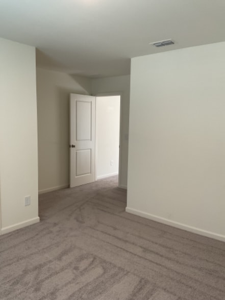 Building Photo - 305 Pond Ct