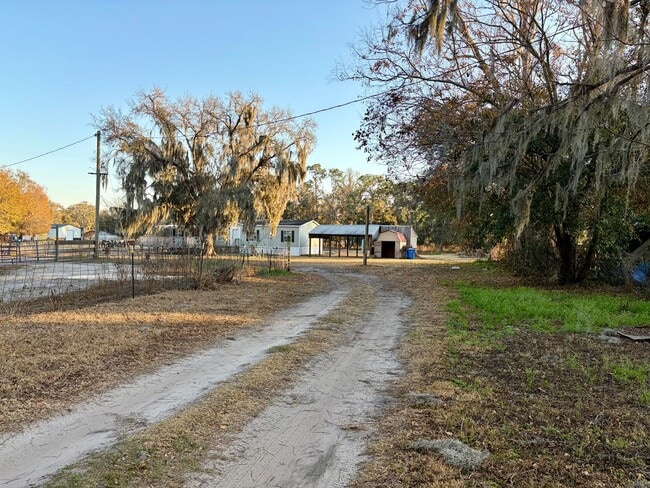 Building Photo - 3 bed/ 2 bath Beauty on 1 acre!