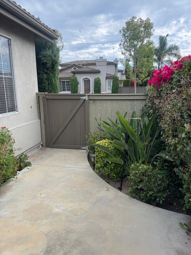 Building Photo - Beautiful 2 Bedroom/2 Bathroom + Bonus Room in Gated Community