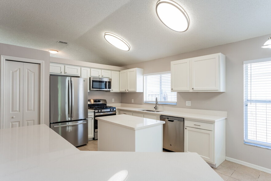 Building Photo - 1605 Scotch Pine Dr