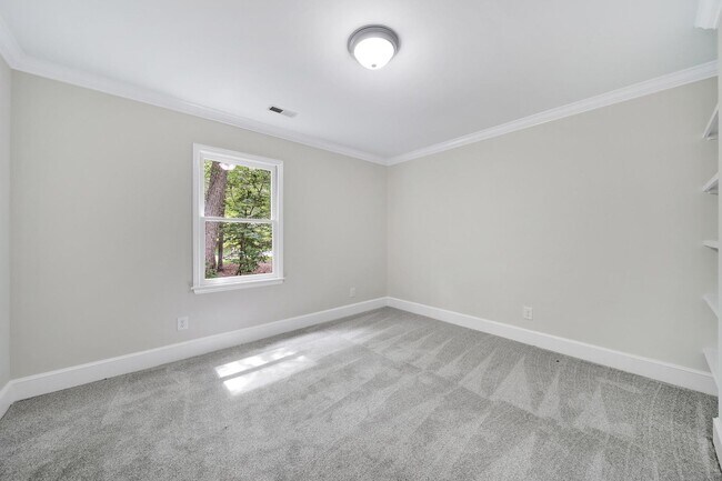 Building Photo - Beautiful Five Bed Three and Half Bath Hom...