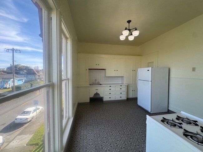 Building Photo - 14th &amp; B