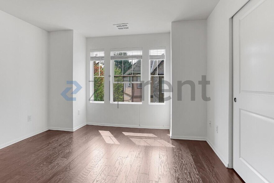 Building Photo - Unit