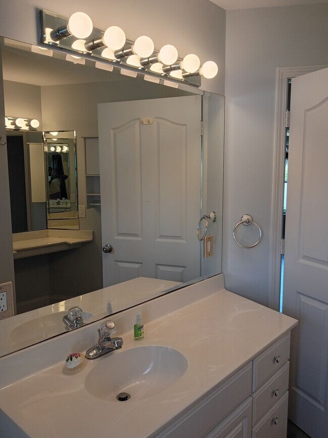 Building Photo - BRIDGEPORT