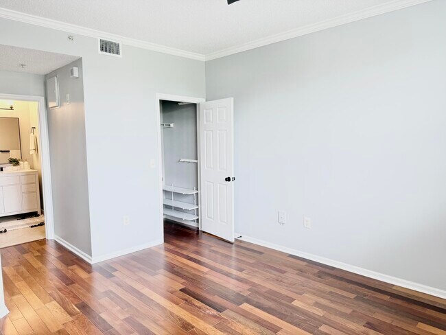 Building Photo - 2080 Greenview Shores Blvd