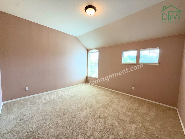 Building Photo - Elegant and Spacious 5-Bedroom Home for Lease in Fort Worth