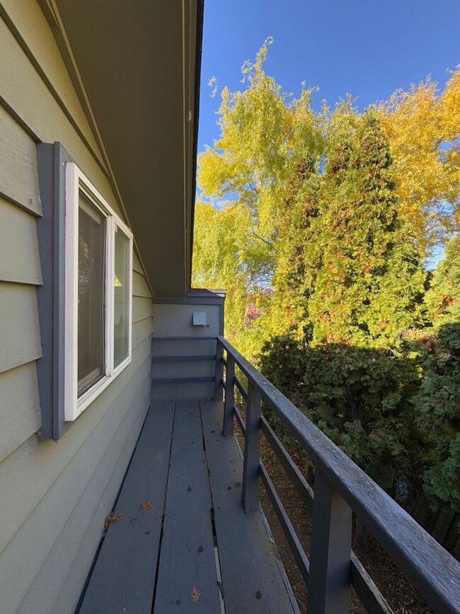 Building Photo - Spacious 6 Bedroom, 3 Bathroom Home Near CWU