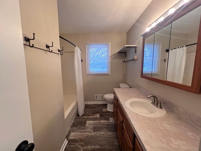 Building Photo - 4493 Pleasantview Ct NE