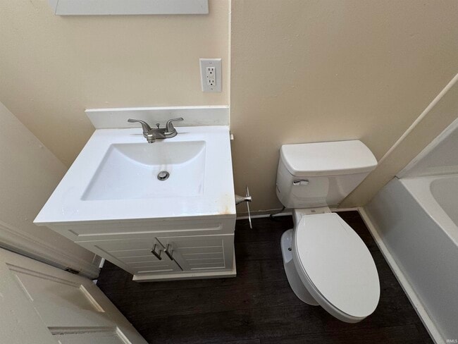 Building Photo - 614 W Charles St