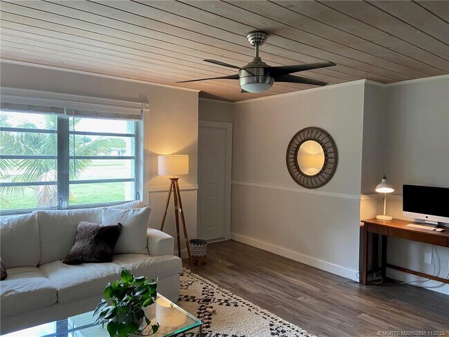 Building Photo - 885 NW River Shores Blvd