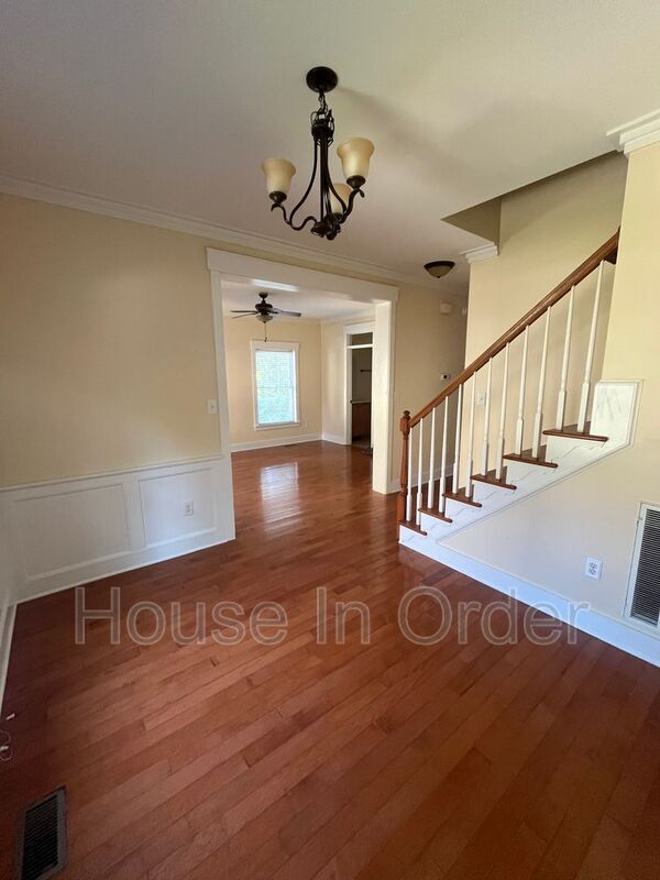 Building Photo - 129 Aurora Dr