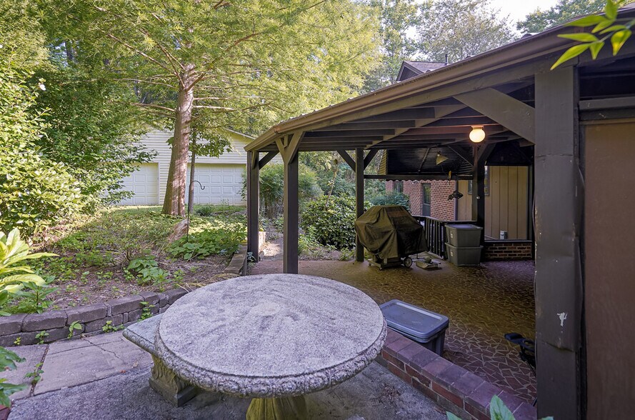 Building Photo - 1422 Pineview Dr