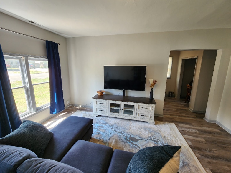 Building Photo - 626 N Oliver St