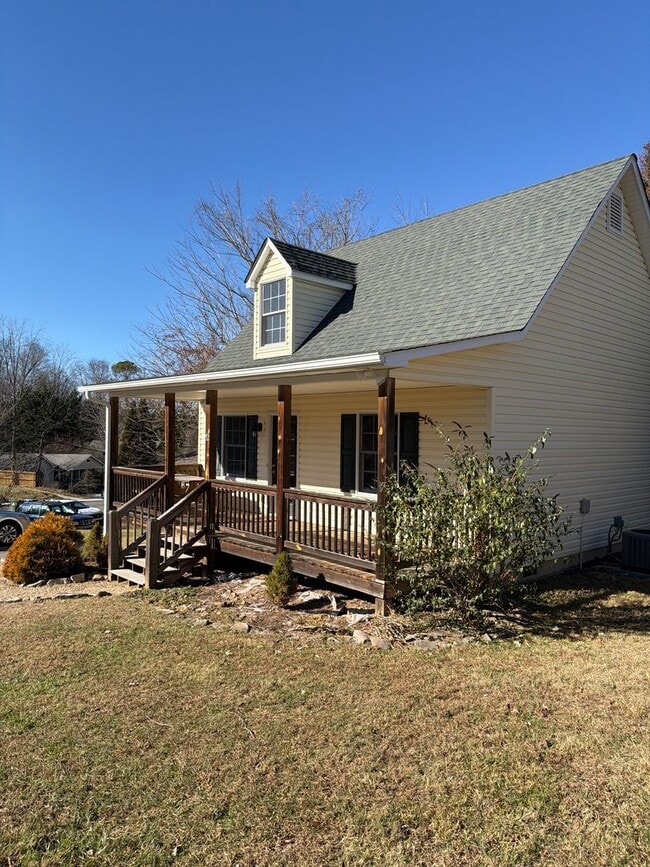 Building Photo - 2 Bedroom 2 Bath Cape Style House in East Asheville
