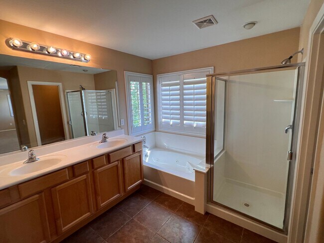 Building Photo - 5 Bed 4 Bath Beautiful Gilbert Home - Gated Community On Golf Course