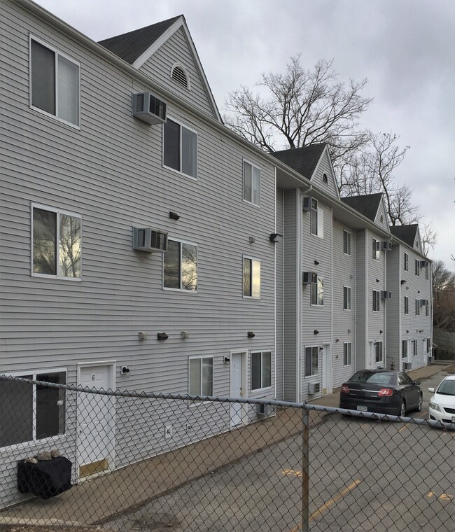 Building Photo - 631 S Van Buren St