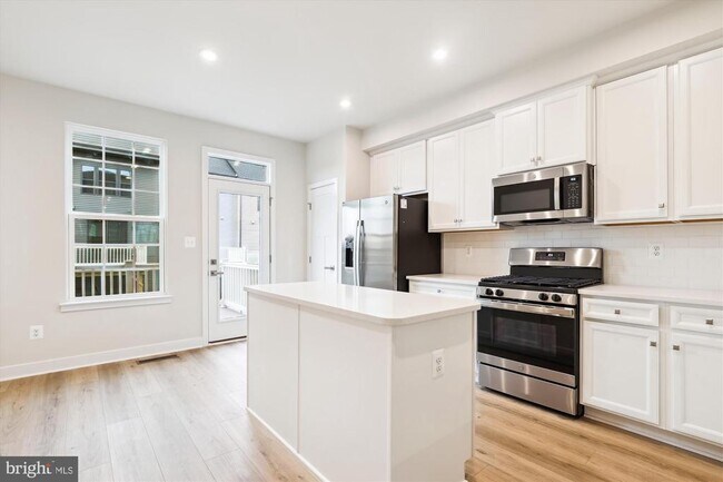 Building Photo - 14076 Sunrise Valley Dr