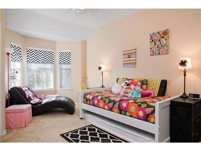 Building Photo - AVAILABLE FOR AUGUST PRE-LEASE!! 4 Bed 4 Bath in River Oaks Community!