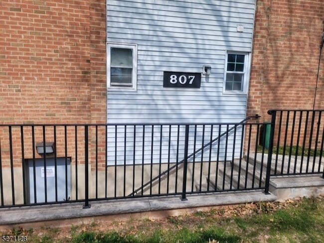 Building Photo - 798 Eves Dr
