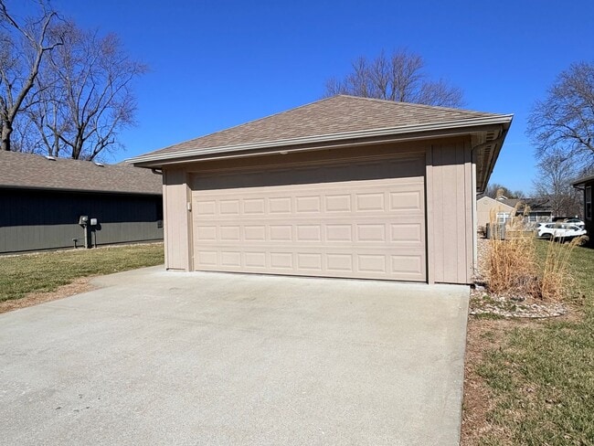 Building Photo - 2 Bed 2 Car Single Level Home in Raymore