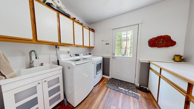 Building Photo - VIEW HOME FOR RENT!