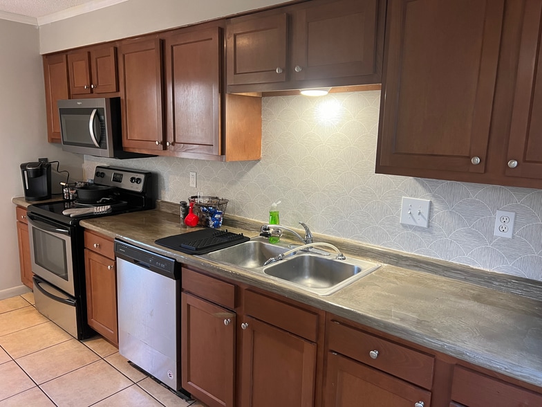 Kitchen veiw - 3645 Belmont Rd