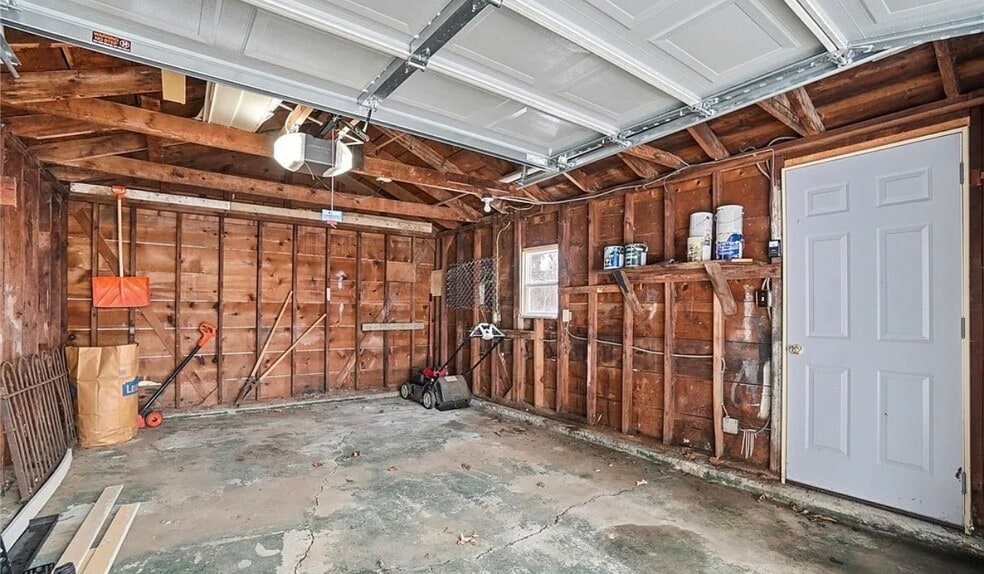 Building Photo - 2251 Vale Dr