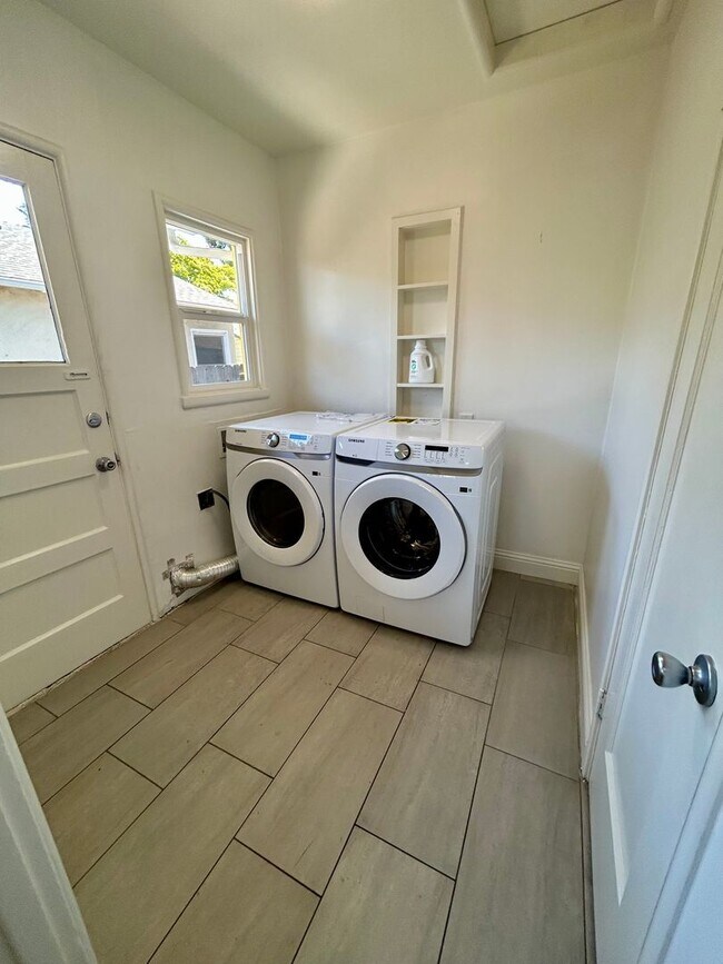 Building Photo - Gorgeous San Leandro Bungalow!