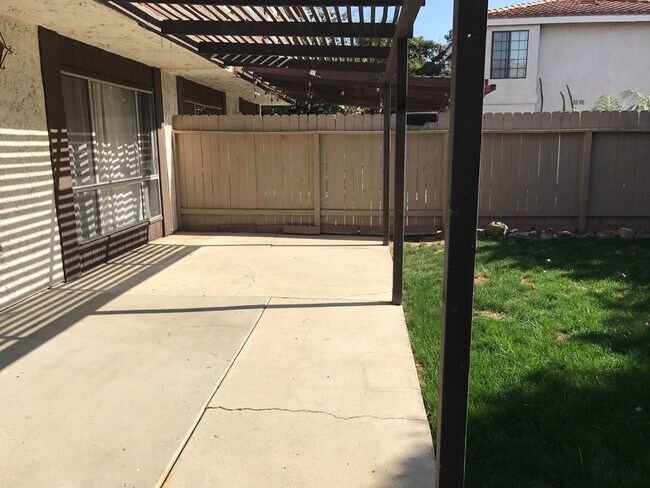 Building Photo - 440 W Santa Barbara St