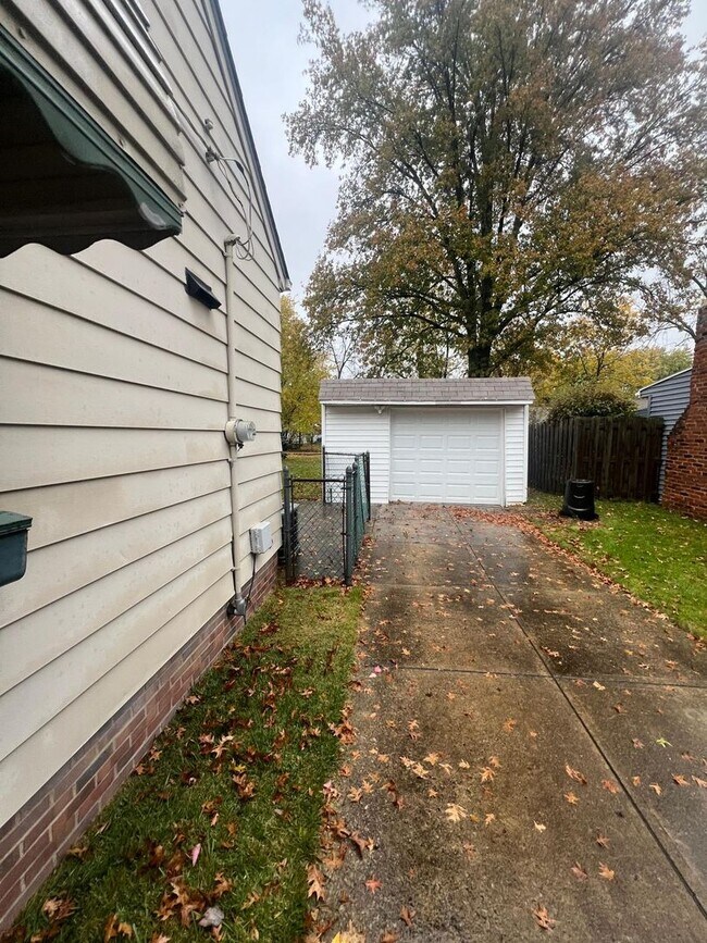 Building Photo - 1207 Churchill Rd