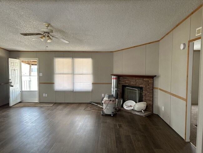 Building Photo - 3/2 double wide in Tye!