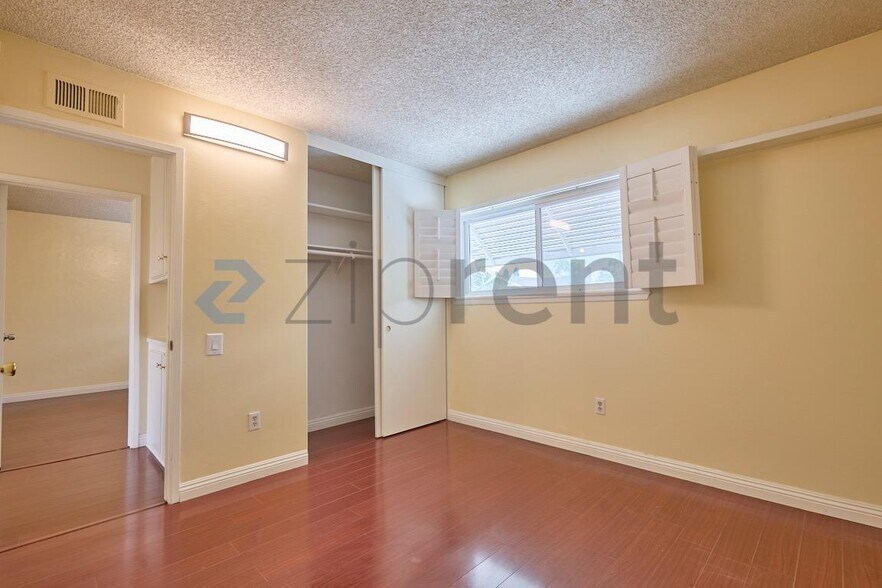 Building Photo - Unit